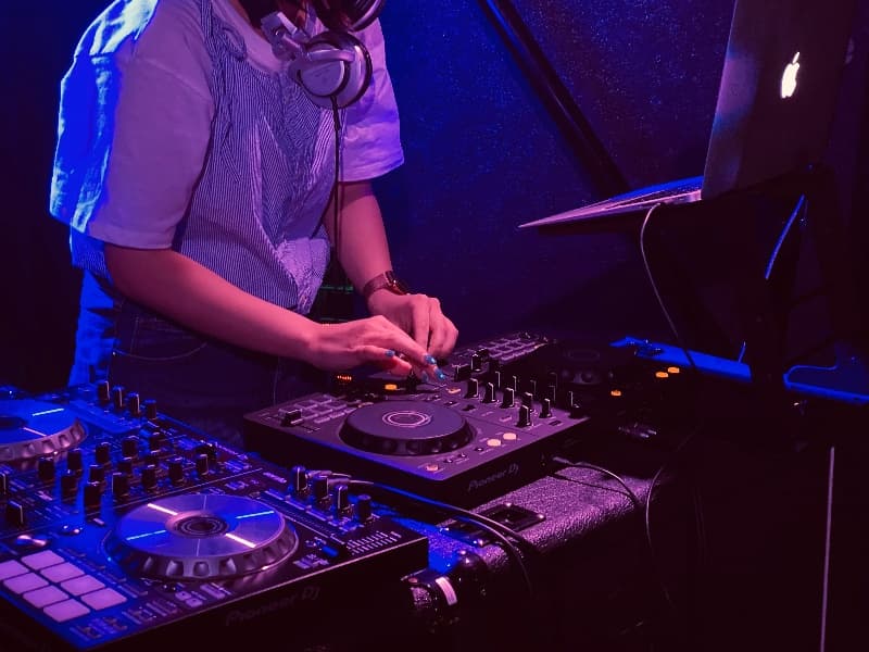 DJブース＆ターンテーブルあり