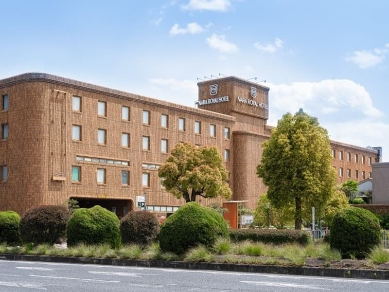 『奈良ロイヤルホテル』は平城宮跡にほど近い場所に建つ重厚で趣あるホテルです。赤レンガ造りの外観、落ち着きある客室に加え、天然温泉や多彩なレストラン、県内最大級のバンケットホール等充実した設備をそろえ、お客様をおもてなしの心でお迎えしています。
