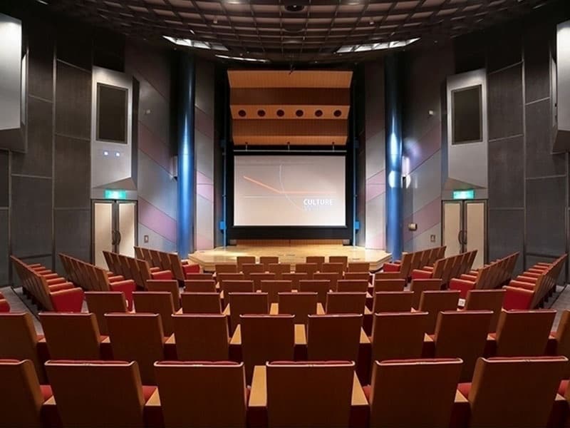 シアター型ホール　収容人員160名（固定座席127席）。講演会、会社説明会、式典、音楽ライブやファッションショーなど、用途に合わせてご利用が可能です。