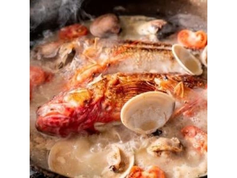 豪快に調理するお料理はクアルト池袋ならでは。