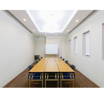 最大シアター型で２２名収容可能です。

お客様の用途に合わせてレイアウトさせていただきます。

採用面接・各種控室・少人数での会議など、多用途にご利用頂いております。