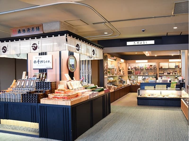 「お土産処」
伊勢志摩の名産品やお部屋にご用意している珍味、お菓子などを季節に合わせたラインナップで販売しております。
