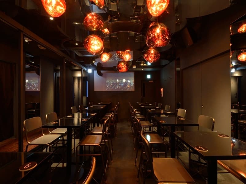 ヨーロッパで注目の「TOM DIXON / トムディクソン」の照明が魅力的な雰囲気を引き立てます