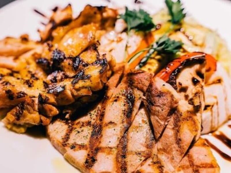 【お料理（例）】
本格グリルで香ばしく焼き上げたお肉は他では味わえないオススメ料理です！