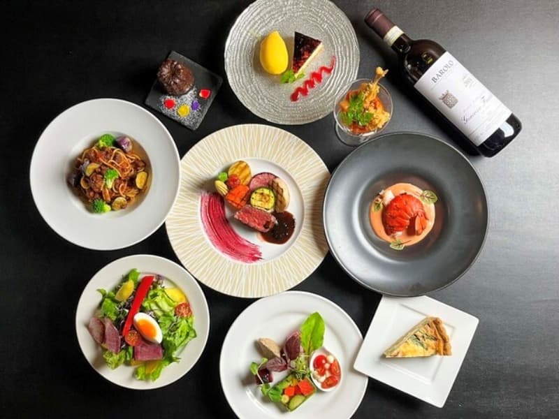 前菜・サラダ・メイン・デザートまで揃った豪華なフルコース。種類豊富なお飲み物もご用意しております。