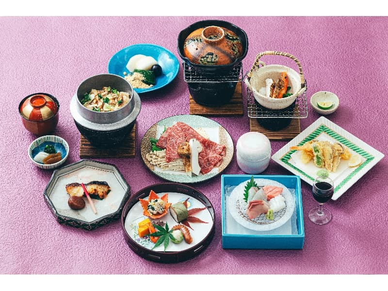 秋限定 「松茸と大和牛すき鍋会席」。団体様でのご用意は可能ですが完全要予約ですのでご確認ください