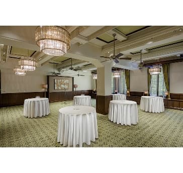 ラグジュアリーでありながら、どこか温かみのある会場。
ご自宅に大切な人をお招きするように、ご家族やご友人、親しい人とのかけがえのない時間を気兼ねなく楽しめる空間。会場にはカウンターキッチンが併設され、ゲストが行き来することで自然な動きと会話が生まれます。
