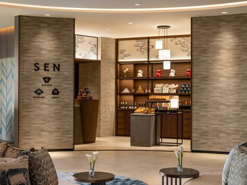 【マーケット SEN（川）】
ホテルメイドのパンやスイーツ、テイクアウトのドリンクなどをご用意しております。お部屋で楽しめる食品などはもちろん、宿泊のお土産になる商品も販売しており