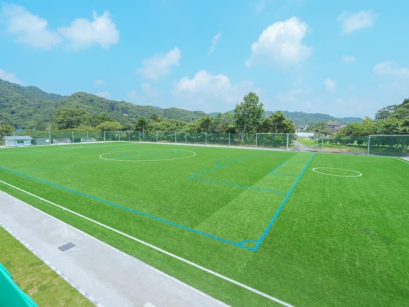 人工芝グラウンド
ラクロスコート（100ｍ×55m）、さらに少年用サッカーコート（68ｍ×50m）も兼ね備えた全国を見ても数少ないグラウンドです。ラクロス日本代表もこちらまで足を運び、首都圏からほど近く、自然もある最適なグラウンドです。