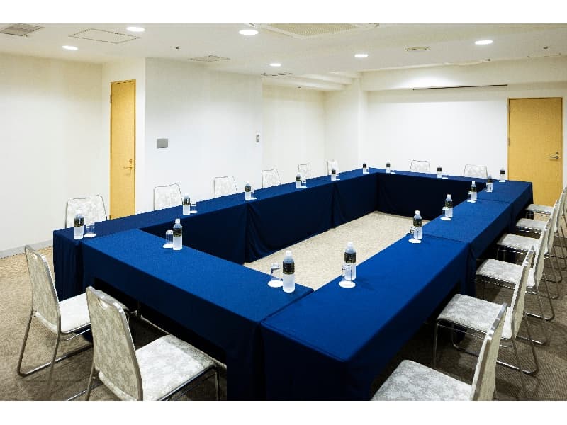 ■クリスティーナ
宴会収容人数：着席20名・立食30名
会議収容人数： 
[スクール]
2名掛け20名・3名掛け30名
[ロの字]
2名掛け16名・3名掛け24名
[シアター] 60名