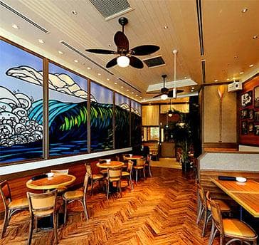 ハワイ在住のアーティスト"ヘザーブラウン"の巨大アートが圧倒的な存在感！心ほどけるハワイアンＢＧＭもリゾート感を高めてくれる