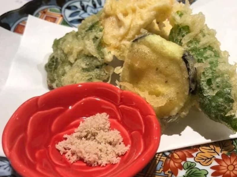 旬の食材を丁寧に揚げた一品、お酒ともよく合います。
