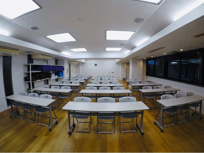 【多目的室大】
スクール形式で最大54名着席できます。