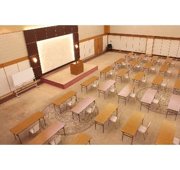 421㎡（128坪）・天井高5ｍ以上の大型会議室
大人数での会議でも、しっかりとフィジカルディスタンスを維持できます。