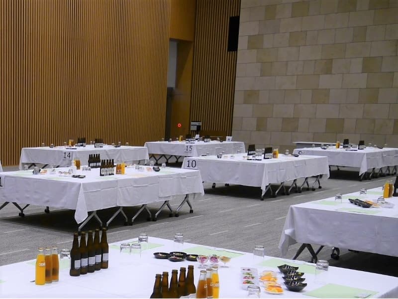 ●FOREST HALLを使用した立食懇親会例です。スクリーン、ステージ、音響設備をご利用いただけます。
