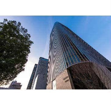 コンラッド大阪は中之島フェスティバルタワーウエスト33階～40階に位置し、地下鉄「肥後橋駅」「渡辺橋駅」直結。大阪の中心地「梅田」からも徒歩圏内にあり、大阪ならではの文化、グルメ、ショッピングといったレジャーやビジネスに最適な環境です。