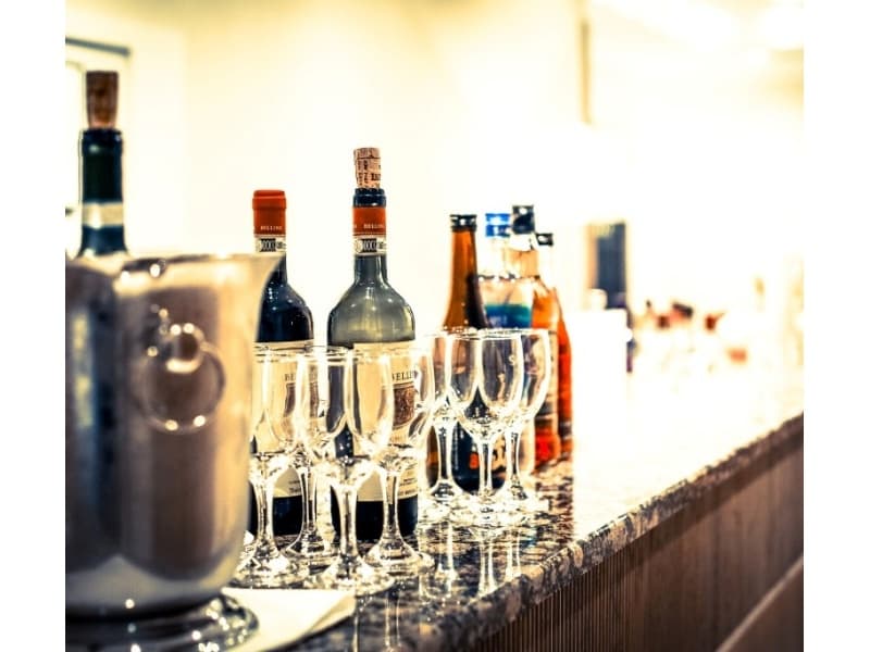 大・中　パーティ会場にはバーカウンターを設け				
充実したドリンクサービスを心掛けています。				
