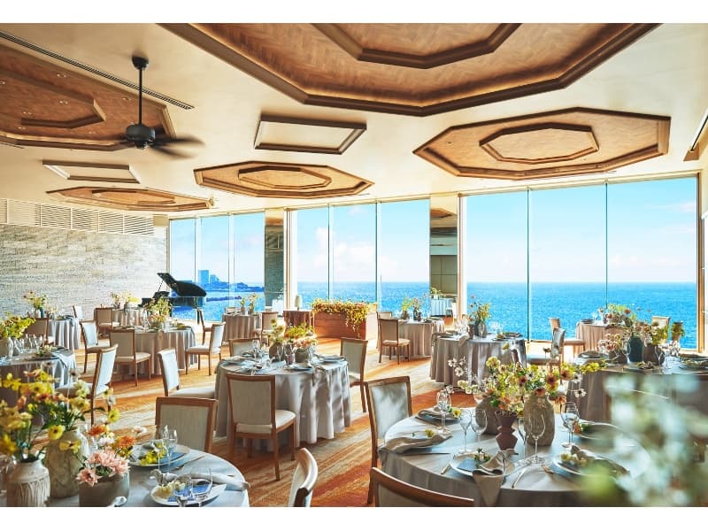 【THE SEAS　(ザ・シーズ）　2F】
着席：134名　立食：150名
スクール：90名　シアター：150名

オーシャンビューを間近に望む当施設最大のスペース