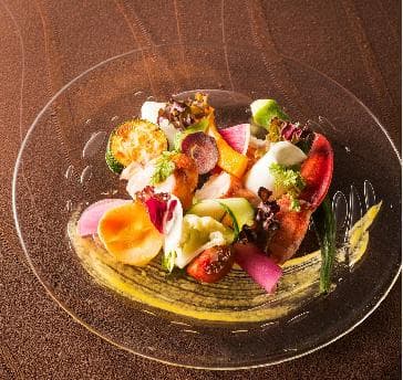 美味しく、かつ快適にお食事を楽しんでいただくこと。それが全スタッフの願いです。そのためサービススタッフは、お客様の召し上がるスピードやドリンクのお好みなどをつぶさに観察し、キッチンスタッフと連携しています。