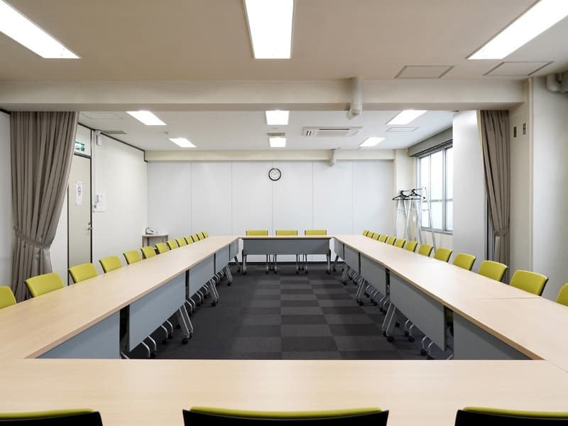 縦長形状で71㎡の広々とした会議室です。※第一+第二会議室　ロの字形式　36名着席可能。
