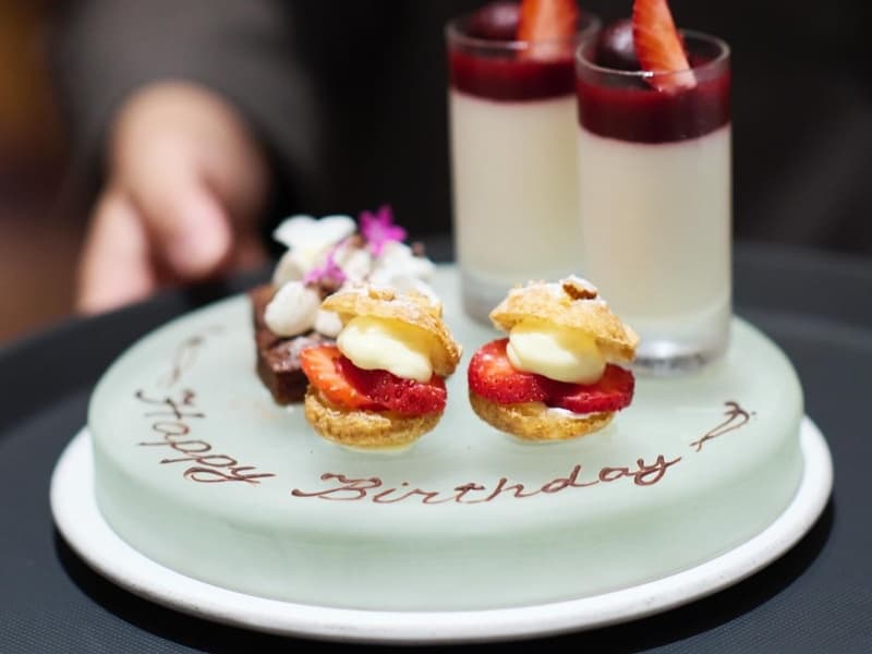 お祝いや大切な人へのサプライズに素敵なひと時をお過ごしください。
MAISON VERTEではランチタイム、ディナータイムのコースのデザートにメッセージをお書きすることができます。
