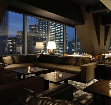 ■「The BAR & Cafe」
着席:66名　立食:60名
ゆったりくつろげるソファのあるラウンジ。毎夜外国人ミュージシャンのライブが華やかな夜を演出。