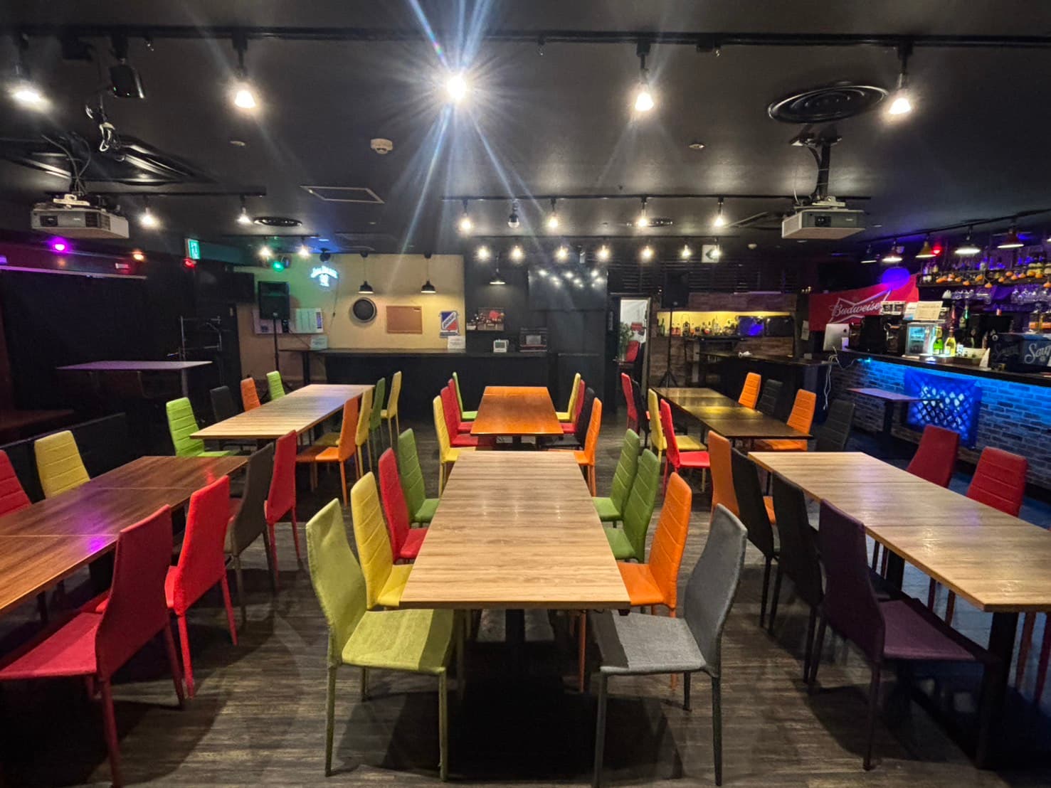 【会場】
広々店内で、ゆったり過ごせるパーティー会場
※ステージ前からの内観