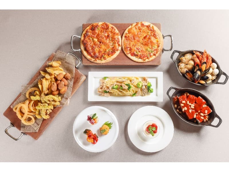 4,000円コース
・前菜盛り合わせ3種
【ビュッフェまたは大皿】
・シェフの気まぐれパスタ
・フリットミスト
・帆立のチーズ焼きと魚介のアヒージョ
・麓山高原豚と白いんげん豆の煮込み
・本日のおまかせピッツァ
・季節のデザート