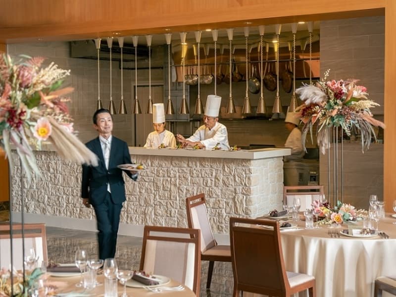 シェフの演出と楽しむ、華やかな時間