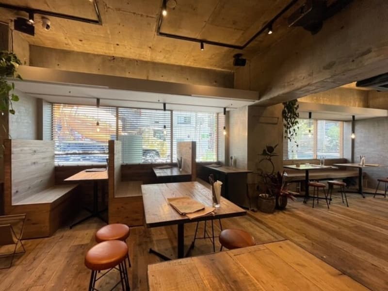 木目調の温もりあるインテリアが広がる心地よいカフェ＆バル。