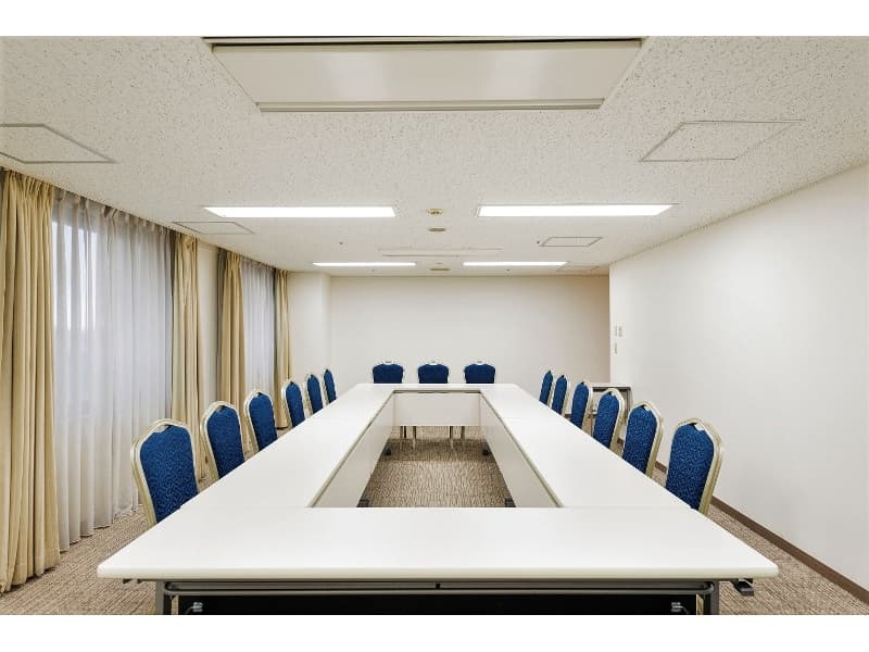 【ローズ2】32㎡　天井高2.1m
シアター30名/スクール24名/ロの字18名