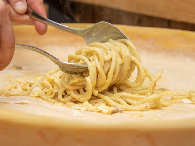 目の前で完成する「チーズの器で仕上げる濃厚チーズパスタ」