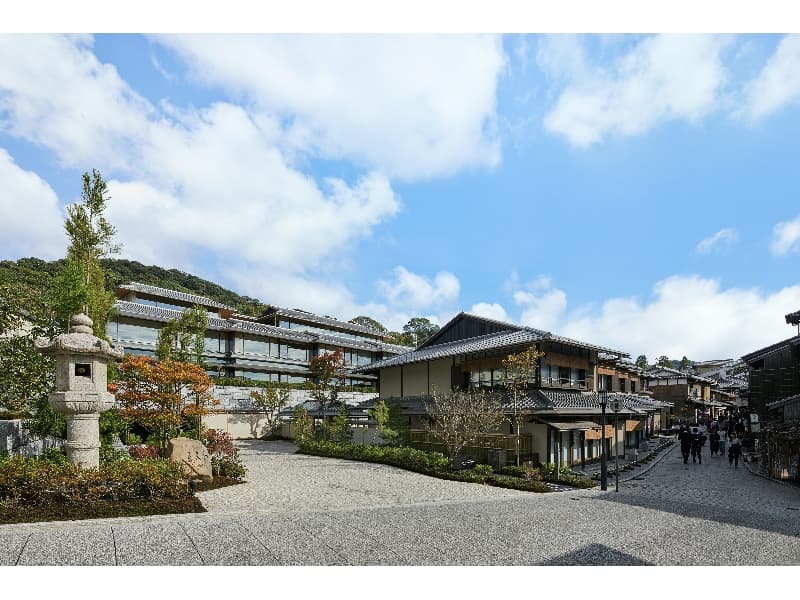 二寧坂に面し、伝統的な街並みに溶け込むパーク ハイアット 京都は様々な権威あるホテルのアワードを各賞受賞しています。