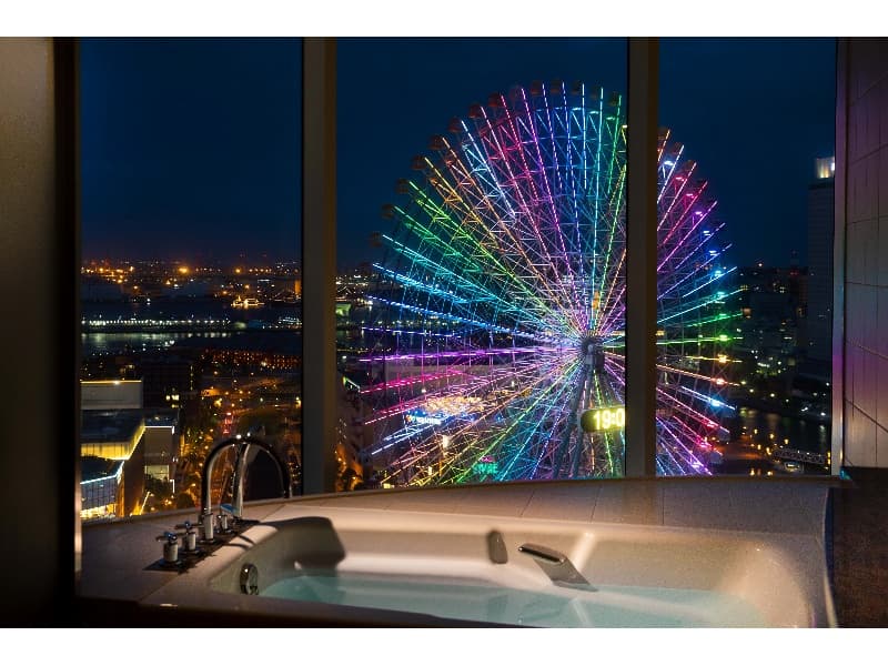 日本丸メモリアルパークや汽車道側の景色を見渡せりラグジュアリールーム。夜景の見えるバスルームを備えたお部屋です。