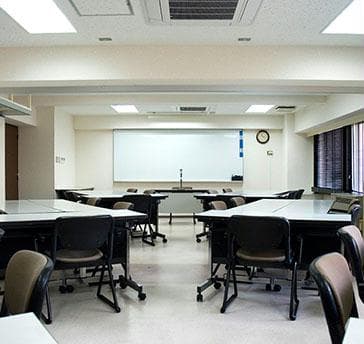 【B研修・会議室】
64㎡のB研修・会議室、スクール形式で最大42名様、ロの字で30名様収容可能。
室内のパーテーションを利用することにより研修・会議室を2分割できます。
中規模な研修やセミナーなどの利用にお勧めです。