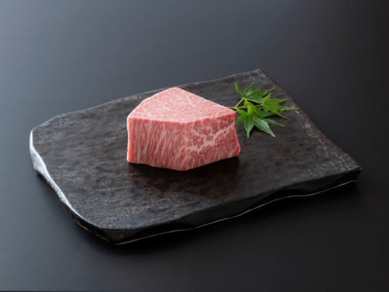 黒皿に映える厚切りの希少部位。シンプルに素材の旨味を引き出した一品。