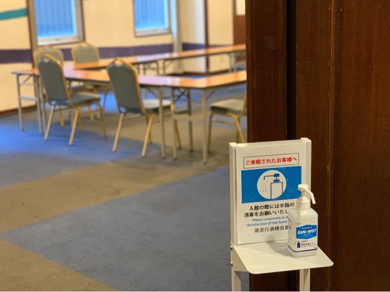 新型コロナウイルス対策として、アルコール手指消毒剤を設置しております。