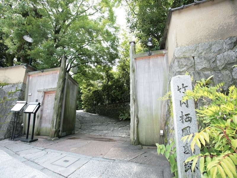 ■門前入り口
京都・東山にありますTHE SODOHの圧倒的なロケーション。門をくぐればそこには別世界が広がっています。