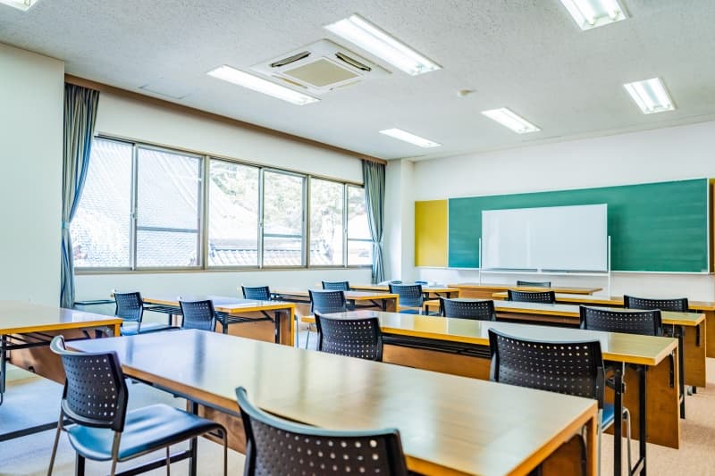 会議・講義用のロの字型等の設定が可能です。小～中規模の中堅スタッフ研修やゼミ形式の研修に最適です。