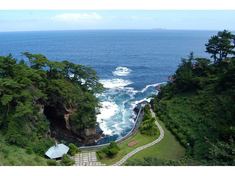 ホテルニューアカオは、世界ジオパーク認定エリア「錦ヶ浦」の断崖上に建つ絶景のロケーション。
初島や伊豆大島、晴天時には房総半島まで望むことができます。