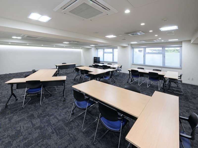 C議室(82㎡)島形式/5名ｘ4島
AB会議室を本会場、C会議室を分科会会場としてもお使いいただけます。