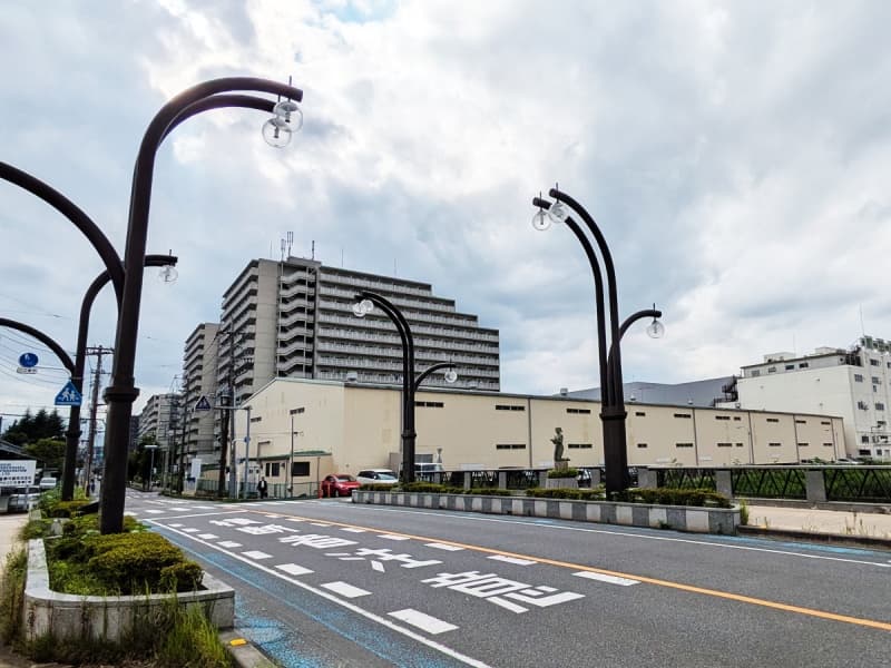 大型セットや車両搬入、水・泡・砂・煙演出など、一般的なスタジオでは実現しにくい撮影にも対応する大型倉庫スタジオ。