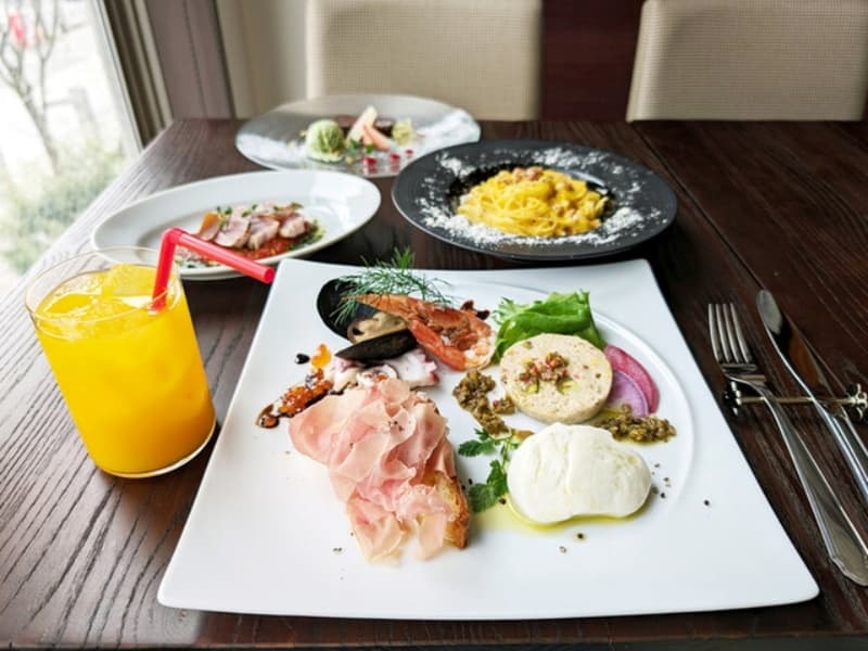 彩り豊かな料理が揃う一皿