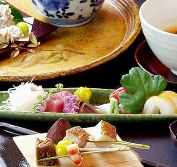 日本料理「桜丘」の味わい深いお料理が宴会場でお召し上がりいただけます。新鮮な食材にこだわったお料理は、幅広い層のお客さまからご好評いただいております。