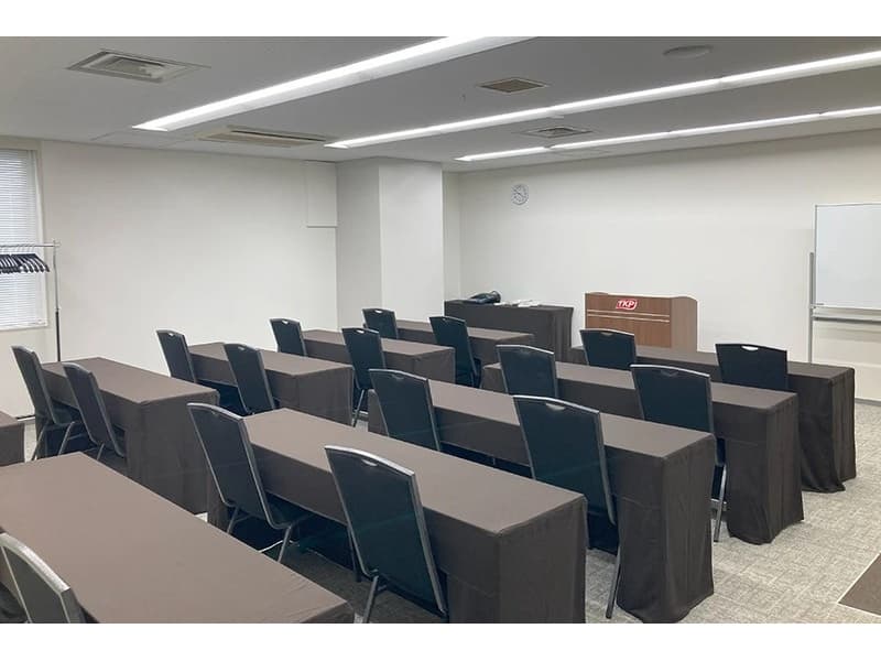 演台とホワイトボードを備えた、使い勝手のよいカンファレンスルーム29D。研修からセミナーまで、すっきりとした空間で集中できます。