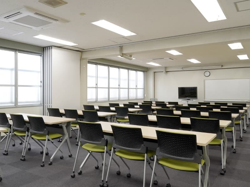 全面に広がる窓からの光で明るく開放的な会議室。セミナーや会議などにぴったりな会場です。※第一+第二会議室　スクール形式　39名着席可能。