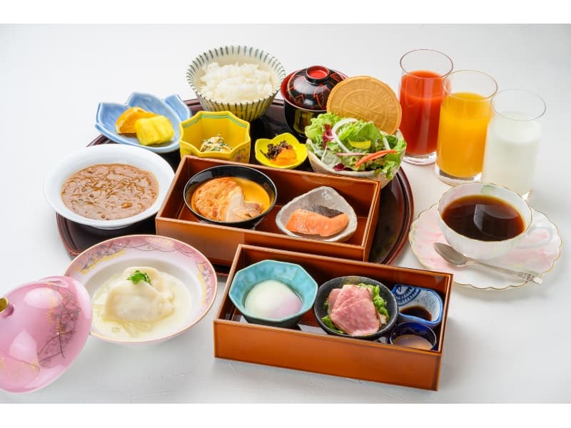 朝食は1階レストランでのご用意。
高砂の夕日（こだわりの卵）を低温調理することで油厄な黄身に仕上がりました。
たまごかけご飯によく合うおかずを「ひょうご五国」より取り揃えたこだわりの朝食。
