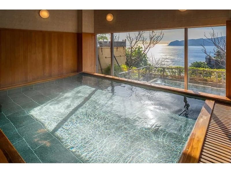相模灘を望む大きな窓が特徴のオーシャンビュー内風呂「波音」。