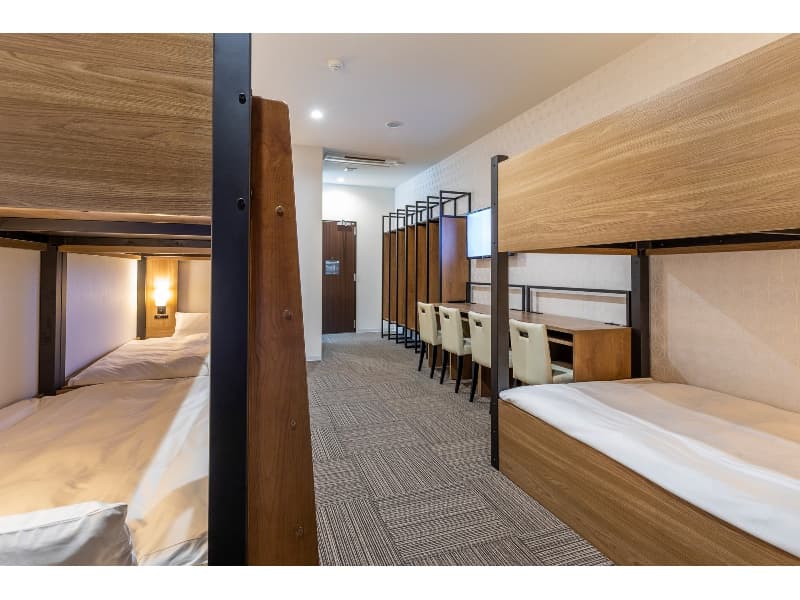 【キャビン6名室】6名部屋は29～35㎡の客室に2段ベッドを3台配置したお部屋です。デスクとクローゼットは人数分を用意、洗面化粧台を設置して多人数でも快適性はを損なわない工夫をしました。研修や合宿、ファミリーにお勧め。
