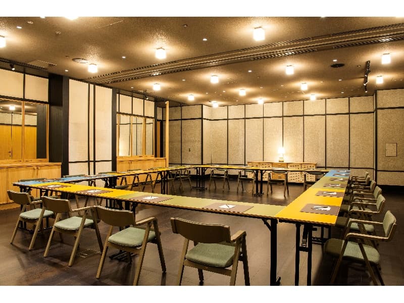 どこか和の要素を感じる落ち着いた雰囲気の宴会場です。
会議や少人数での会食でもおすすめです。
（ロの字形式イメージ）